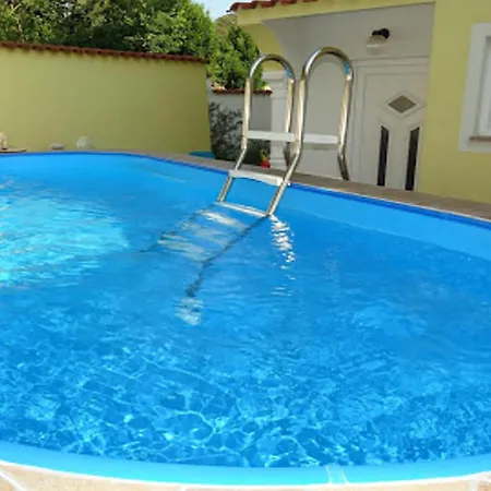 In With Outdoor Swimming Pool 펜션
