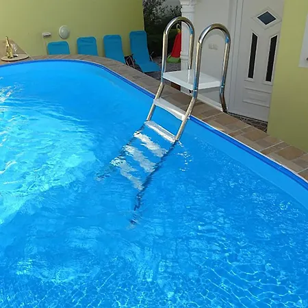 펜션 In With Outdoor Swimming Pool